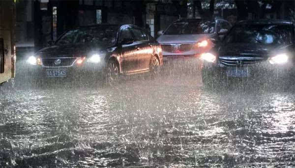 广州暴雨预警更新，城市变迁与自我成长的自信与成就感