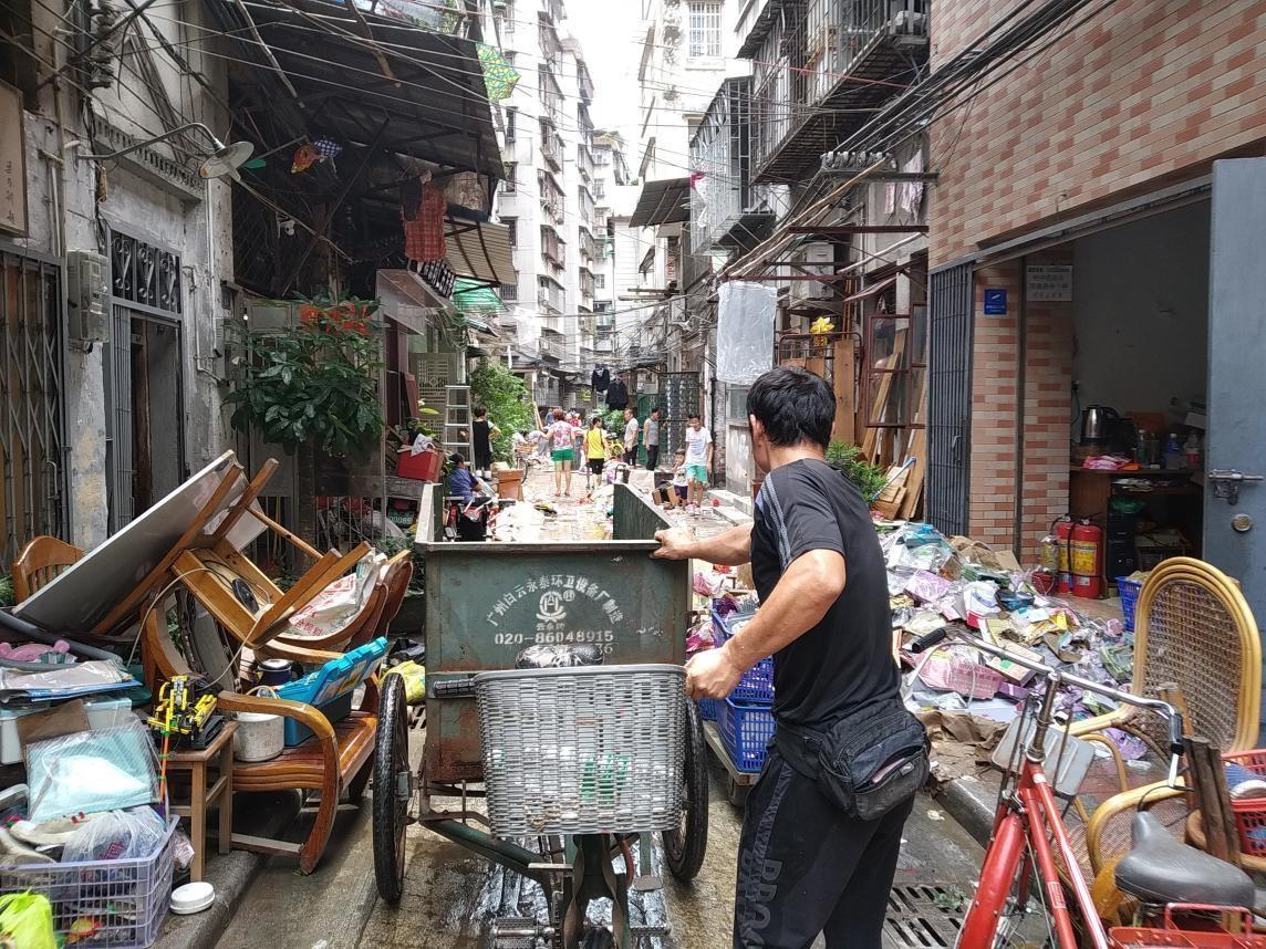 台风最新动态与小巷中的意外邂逅