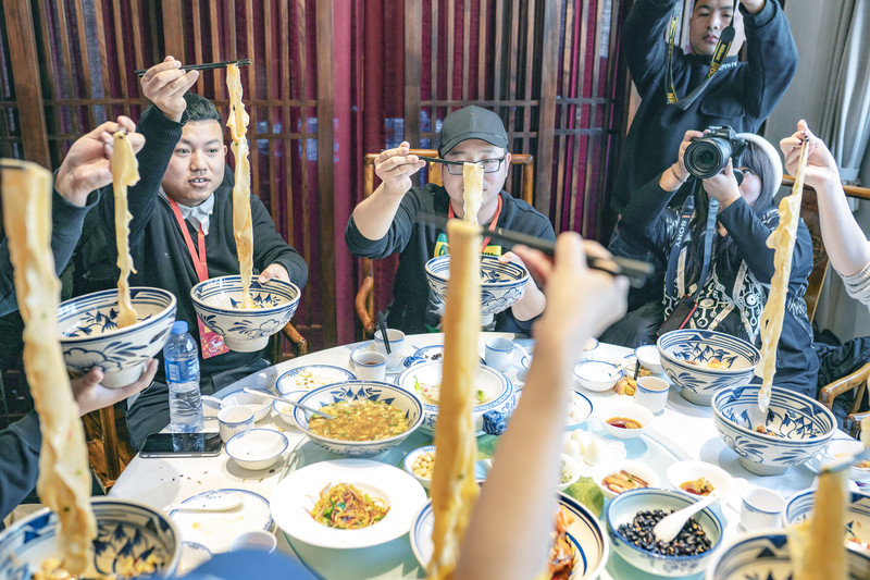 利元亨上市，小巷中的独特风味，美食盛宴启幕